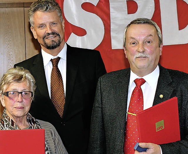 MdB Gernot Erler freut sich mit Margar...  in der SPD Gottenheim geehrt wurden.  | Foto: mario schneberg