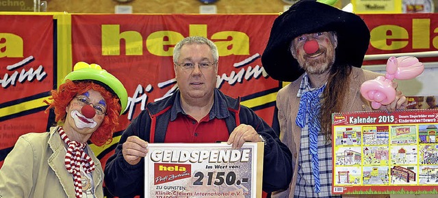 Das Clown-Ehepaar Meyer mit Marktleite...den-Spende von 2150 Euro berbrachte.   | Foto: Volker Mnch
