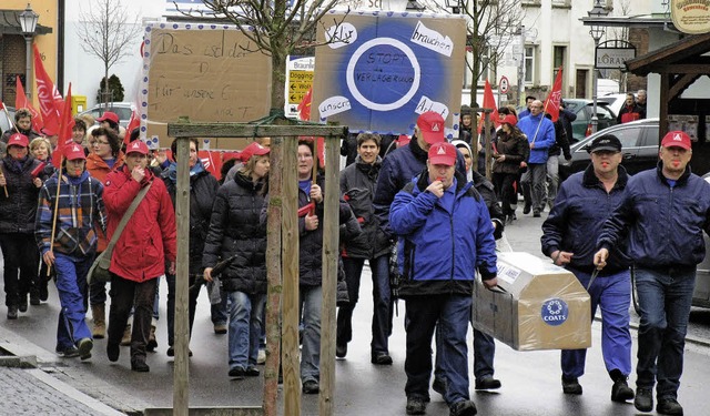 Sie kmpfen um 90 Arbeitspltze: Mitar...z beim Protestzug durch Brunlingen.    | Foto: IG METALL
