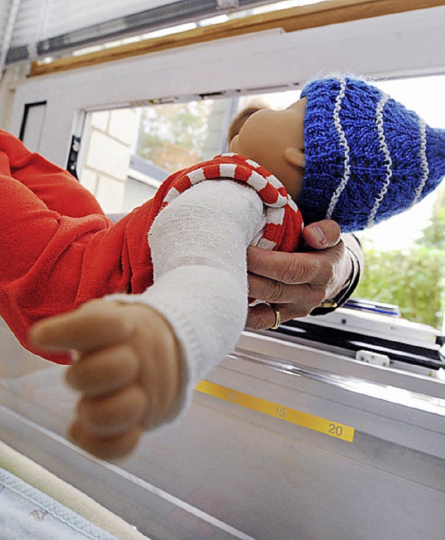 Eine Babypuppe wird in die  Babyklappe gelegt.   | Foto: DPA