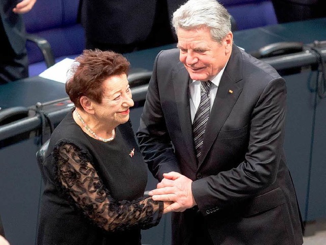 Bundesprsident Joachim Gauck dankt Inge Deutschkron nach deren Rede.  | Foto: dpa