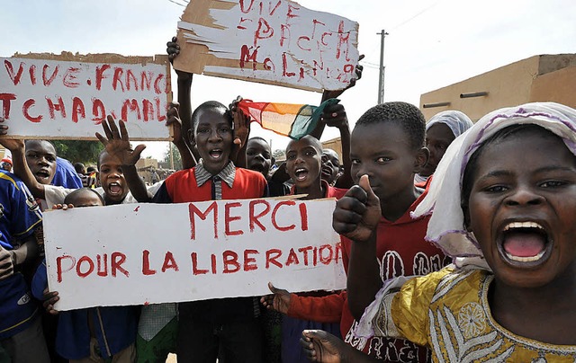 &#8222;Danke fr die Befreiung&#8220; steht auf den Schildern dieser Malier.   | Foto: AFP