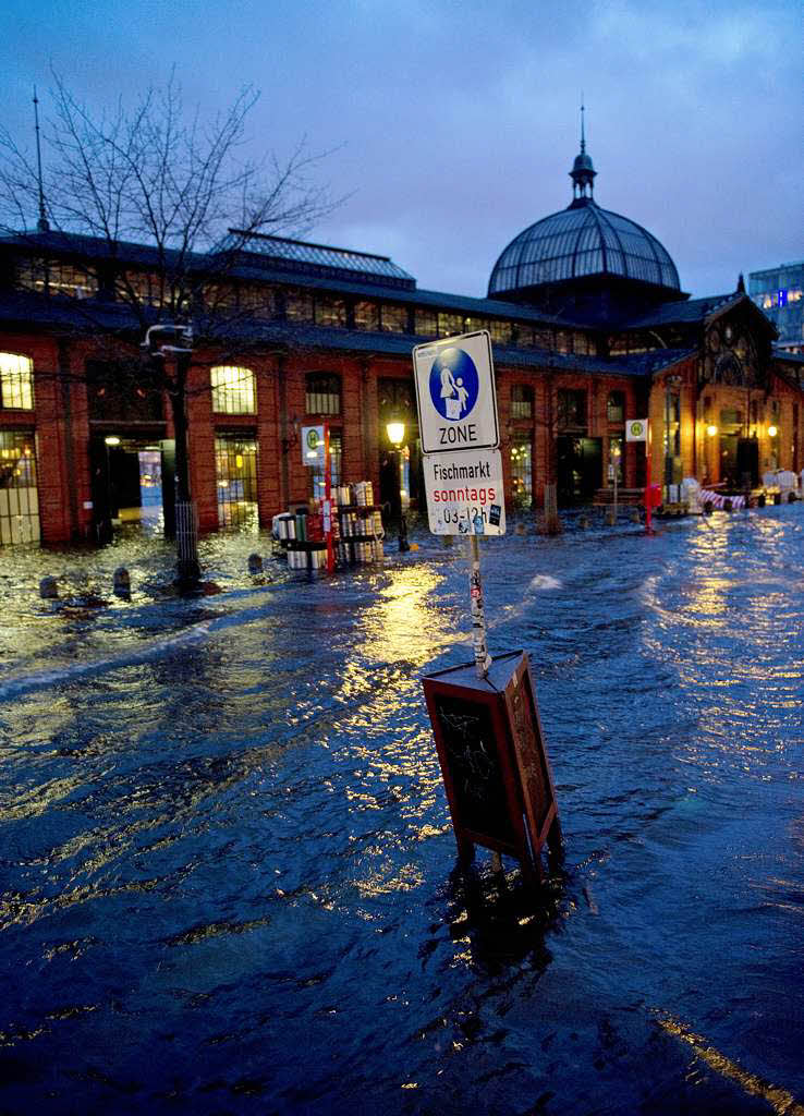 Hochwasser in Hamburg – Alter Fischmarkt.