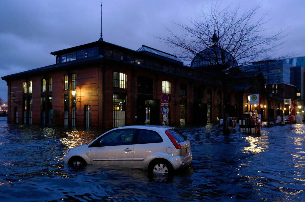 Hochwasser in Hamburg – Alter Fischmarkt.