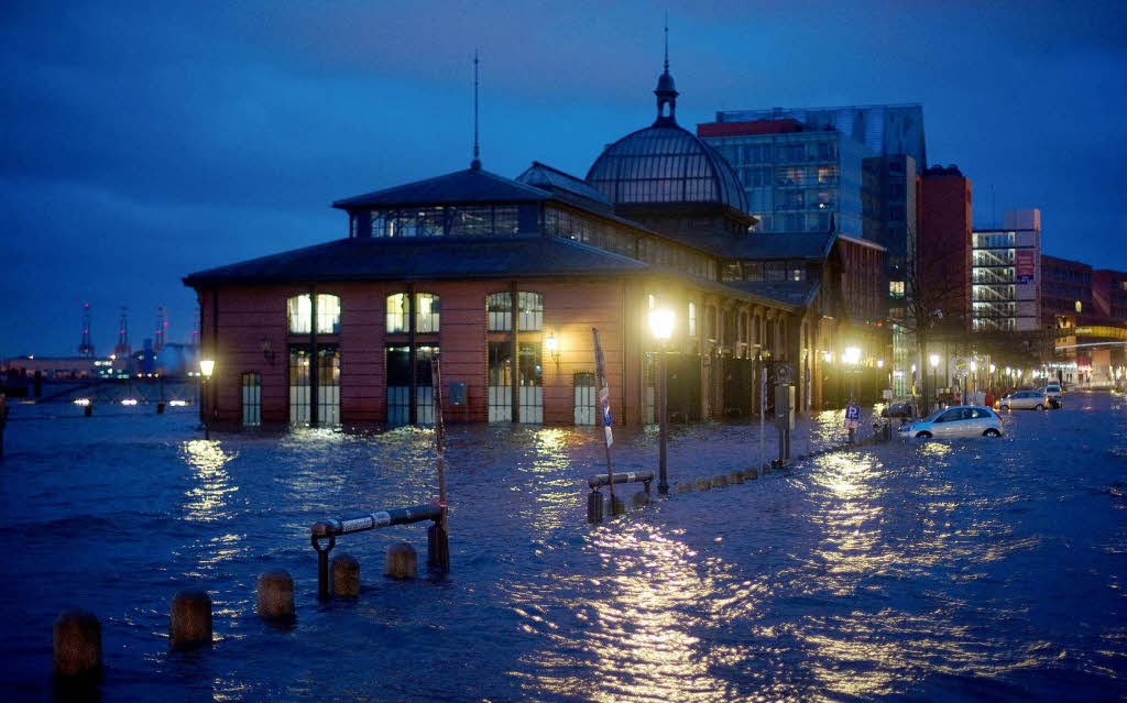 Hochwasser in Hamburg – Alter Fischmarkt.