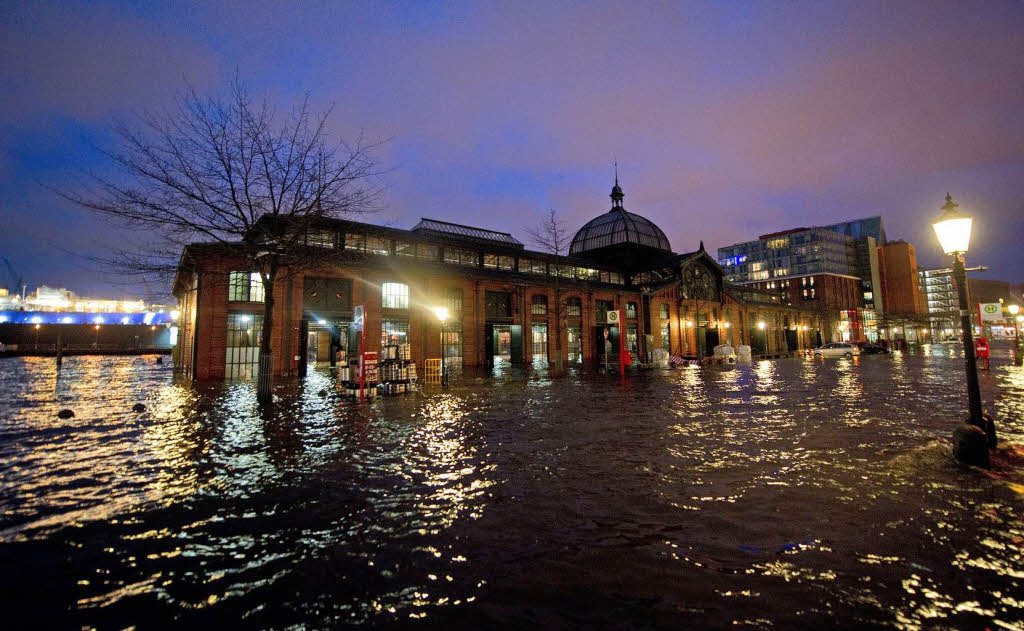 Hochwasser in Hamburg – Alter Fischmarkt.