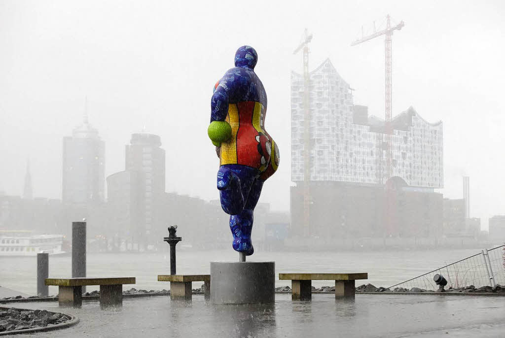 Blick vom Hafen auf Elbphilharmonie bei Regen.