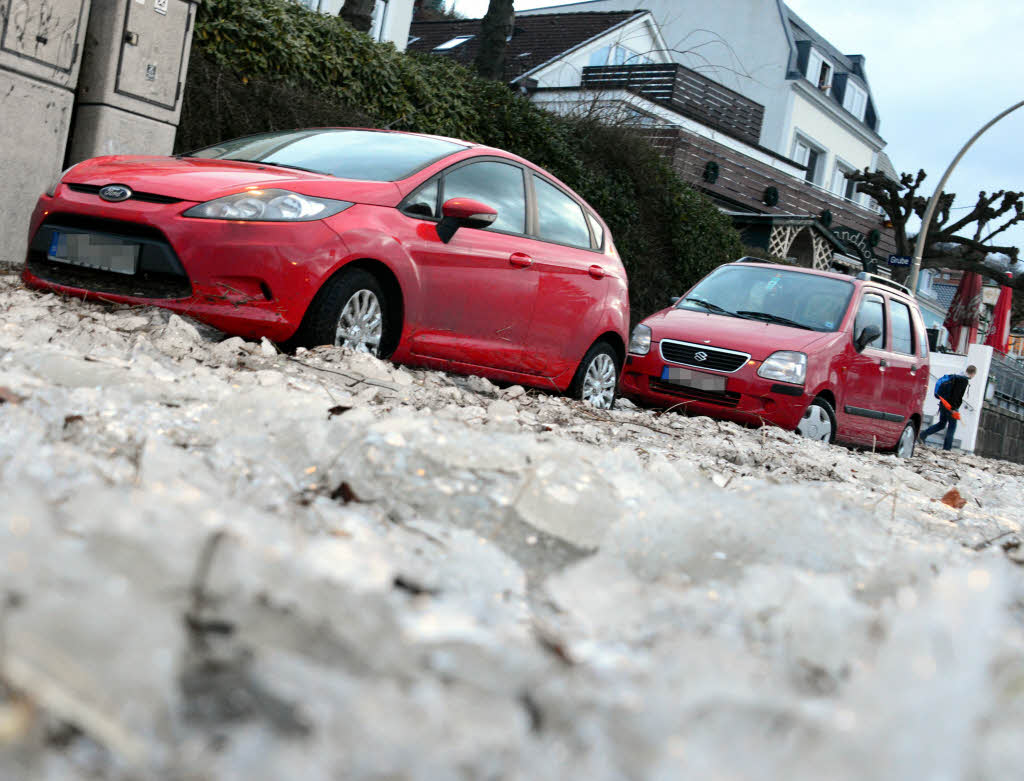 Das Hochwasser der Elbe am Morgen trieb zahlreiche Eisschollen an Land