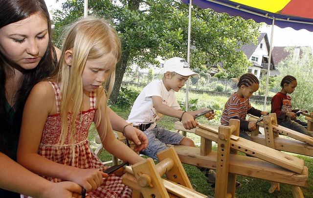 Markenzeichen des Kinder- und Jugendbros: Werkeln mit dem Spielmobil   | Foto: Archiv: Heidi Fssel