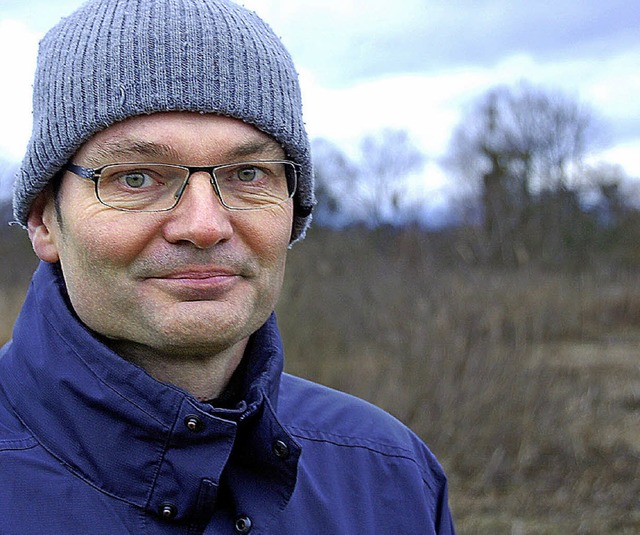 Jochen Bresch vor dem Naturschutzgebiet, wo eine Streuwiese angelegt wird.   | Foto: hagen spth