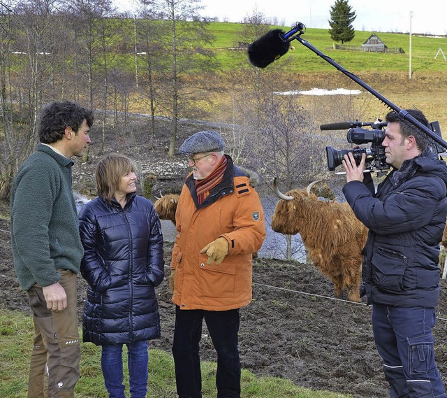 Jutta und Martin Braun (links) stellen...ter Thomas Klinghammer ihren Hof vor.   | Foto: Sebastian Wolfrum