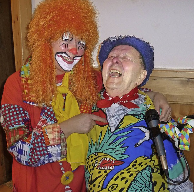 Tinchen (Andrea Wiest) und Gnther Mer...beim Seniorennachmittag fr Stimmung.   | Foto: Heidrun Simoneit