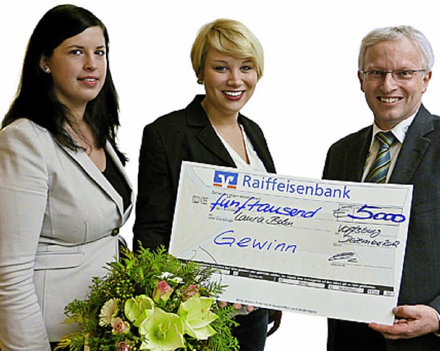 Kundenberaterin Carina Soloma (links) ...ichael Hettich gratulieren Laura Bohn.  | Foto: privat