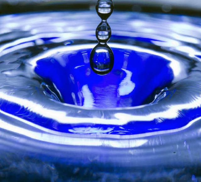 Trinkwasser ist ein wertvolles Gut. Ko... Mhlingruppe in das Versorgungsnetz.   | Foto: dpa