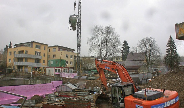 Betriebsamkeit herrscht auf der Baustelle beim Georg-Reinhardt-Haus.  | Foto: Andr Hnig