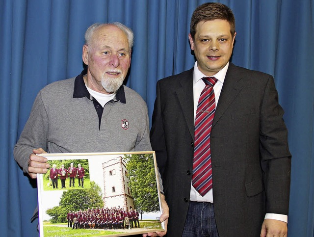 Peter Zimmermann (rechts), Vorsitzende...ter, in dem er 40 Jahre gespielt hat.   | Foto: Monika Weber