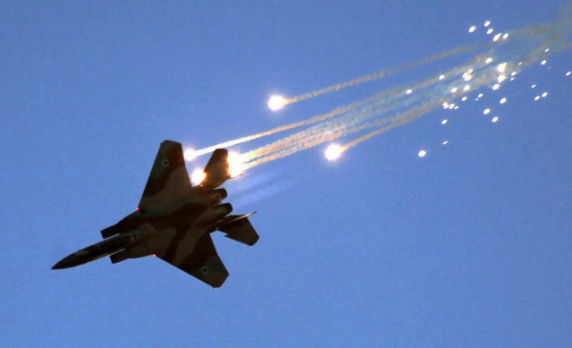 Ein israelisches Kampfflugzeug feuert ...r bung im Juni 2007 im Sden Israels.  | Foto: dpa