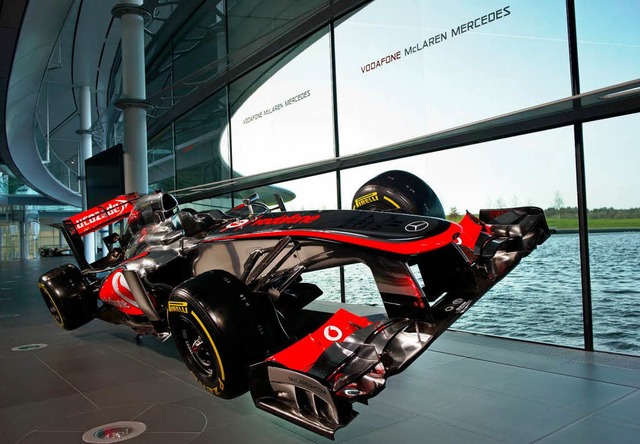 Auch der neue McLaren Mercedes, der am...li auf dem Nrburgring seine Runden dr  | Foto: AFP