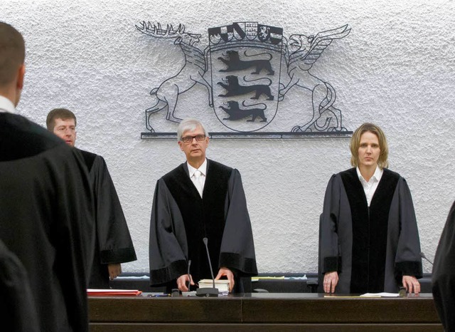 Der Vorsitzende Richter am Landgericht....), und Richterin Sibylle Wuttke (r.).  | Foto: dapd
