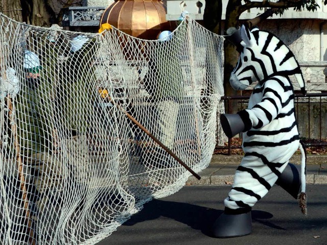 Auf der Flucht: ein als Zebra verkleideter Wrter.  | Foto: AFP
