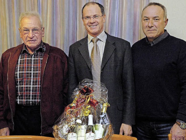 Fr seine Verdienste um den Heimatvere...nden Manfred Burkart (rechts) geehrt.   | Foto: Jrgen Schweizer