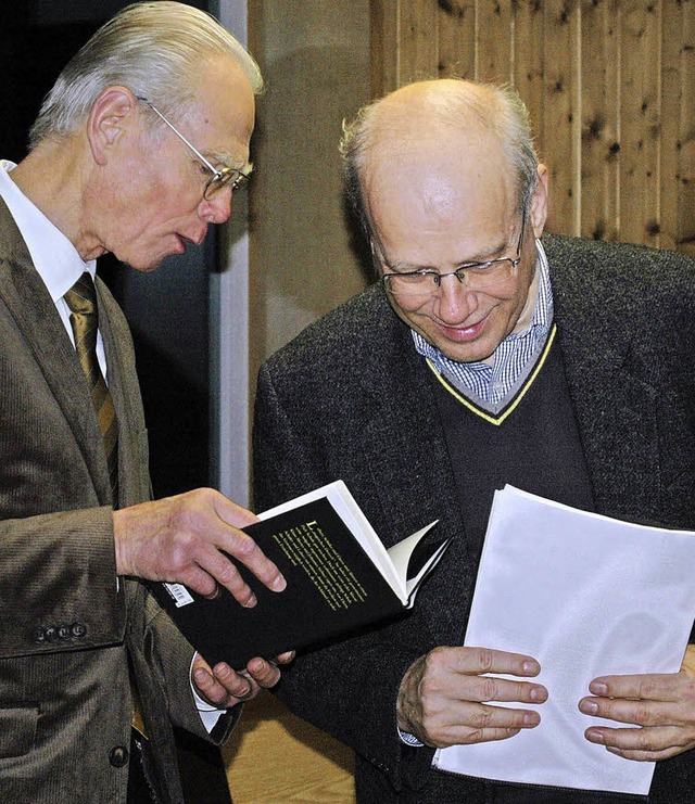 Klaus Mertes (rechts) im Gesprch mit einem seiner Zuhrer   | Foto: A.  zwick