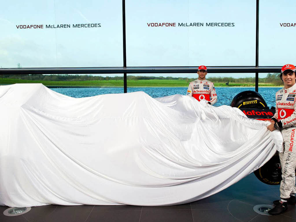 Die beiden Stammfahrer Jenson Button aus Grobritannien und der Mexikaner Sergio Prez enthllten am Donnerstag in der Firmenzentrale in Woking den Boliden mit Namen MP4-28.