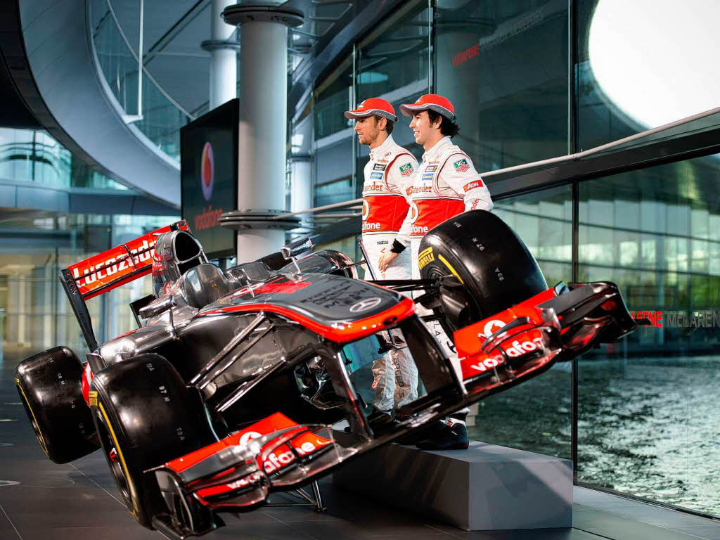 Sergio Checo Perez mit Teamkollege Jenson Button und der neue McLaren MP4-28