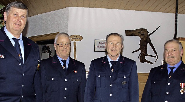 Kommandant Martin Kromer verabschiedet...tivem Dienst in die Altersmannschaft.   | Foto: Daniele Schle