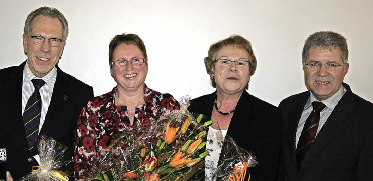 Reinhold Scheer (links) wurde im Namen...der Gattin Margit Scheer mit  Blumen.   | Foto: Fotos: Karin Heiss