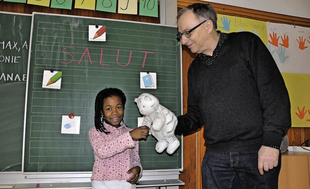 Spielend Französisch lernen: Lehrer Ul... im Unterricht die Puppe Filou  reden.  | Foto: Rainer Ruther