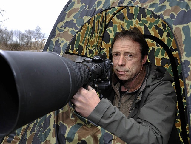 Thomas Kaiser mit seiner Kamera im Tarnzelt.   | Foto: Bernhard Rein