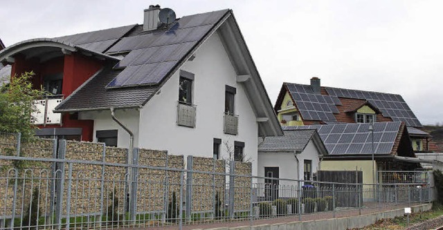 In Btzingen ist die Energiewende bei ...ltaikanlagen auf Hausdchern anzeigen.  | Foto: horst david