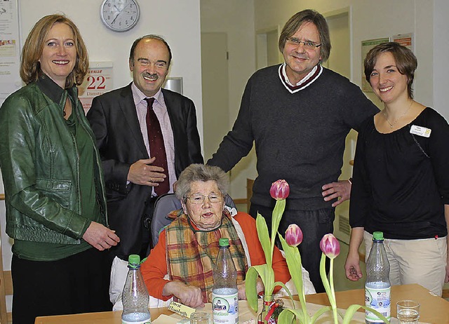 Bundestagsabgeordnete Kerstin Andreae ...leiterin Helena Schneider (von links).  | Foto: mario schneberg