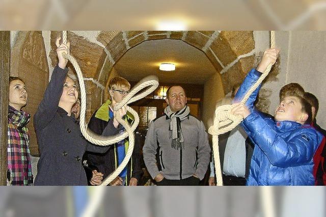 In Tegernau lernen Jugendliche, wie man Kirchenglocken von Hand lutet