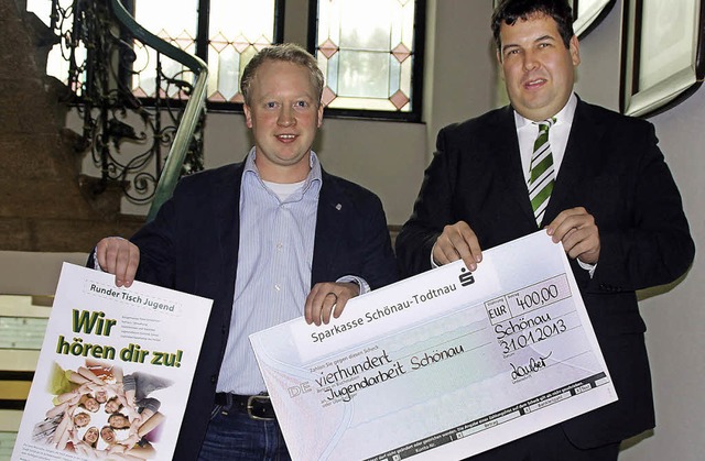 Brgermeister Peter Schelshorn (rechts...at) einen Scheck in Hhe von 400 Euro.  | Foto: Wehrle