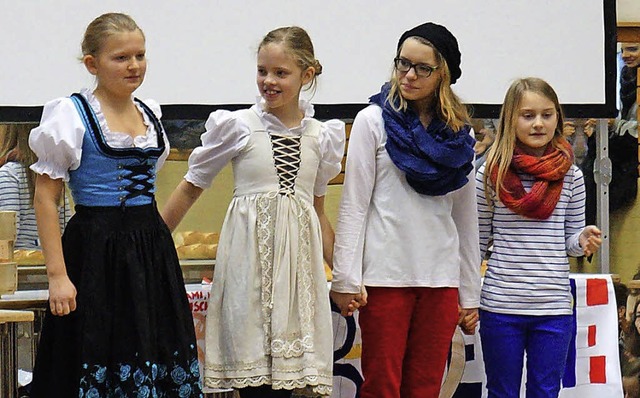 Annika Neugart, Hanna Hoefer, Judith L... in dem es um ein Wurstbaguette geht.   | Foto: Schule