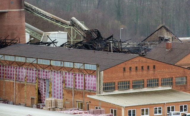 Von auen scheinbar nur ein zerstrter...gelwerk bei Heidelberg nach dem Brand.  | Foto: dpa