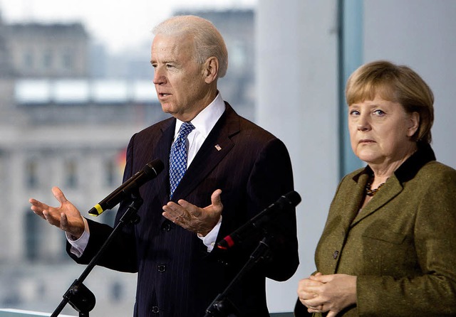 US-Vizeprsident Joe Biden und Angela ...n die  transatlantischen Beziehungen.   | Foto: AFP