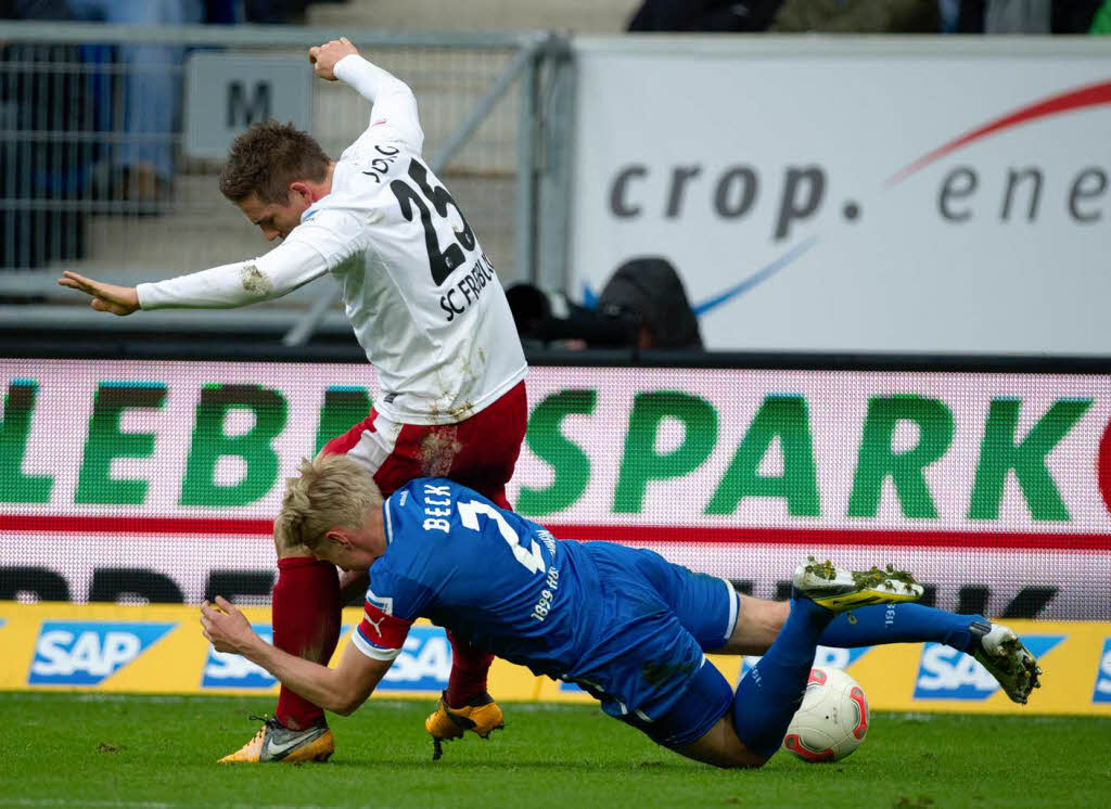 Hoffenheims Beck, hier im Zweikampf mit Sorg, macht den SC-Spielern das Leben schwer.