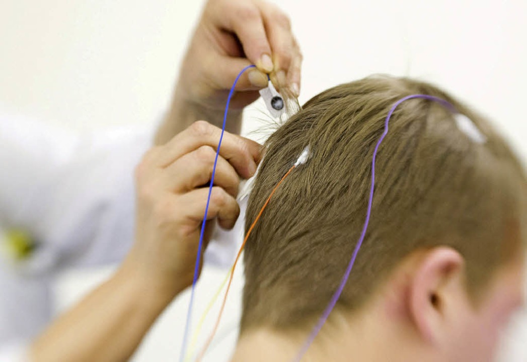 Macht die Tiefschlaf- und Traumphase f...nem  Patienten im Schlaflabor angelegt  | Foto: dpa