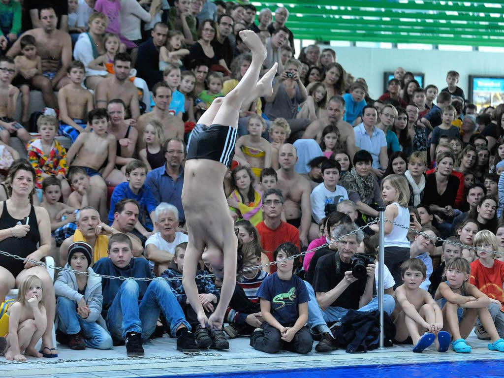 Kunstsprnge und Bauchplatscher bei der Kunst- und Turmspringshow im Freiburger Westbad.