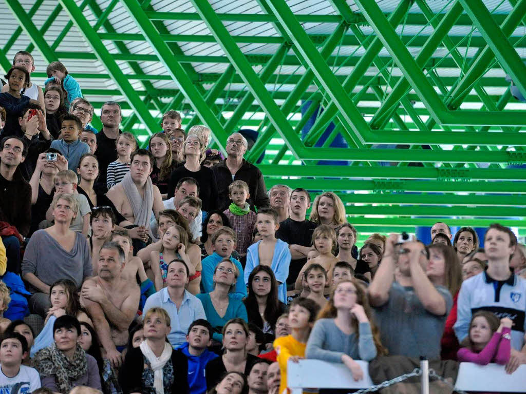 Kunstsprnge und Bauchplatscher bei der Kunst- und Turmspringshow im Freiburger Westbad.