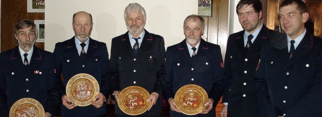 Die langjhrigen Feuerwehrmitglieder E...Rico Maier ausgezeichnet (von links).   | Foto: Morath