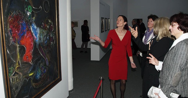 Kunsthistorikerin Antje Lechleiter erklrt  Chagall-Werke.  | Foto: Haberer