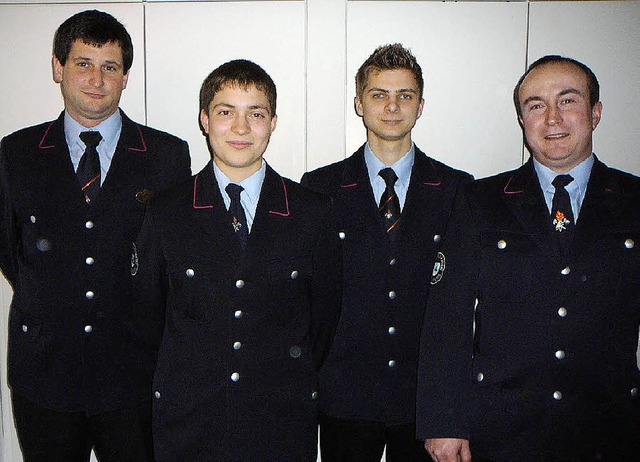 Kommandant Steffen Heitzler (links) un... Meier (von links) zum Feuerwehrmann.   | Foto: MCK