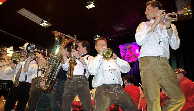 Die Degerfelder  Musiker wissen auch an Fasnacht gut zu gefallen.   | Foto: Petra Wunderle