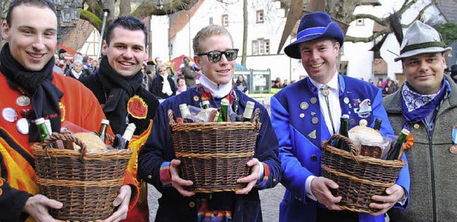 Lucien Levante (rechts)  verteilte Znnikrbe fr  Jubilen.  | Foto: Sedlak