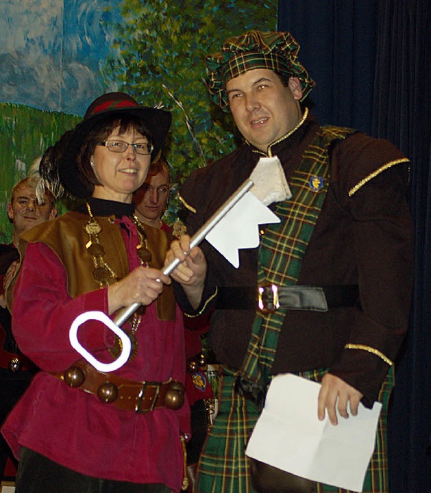 Schlsselbergabe: Brgermeister Peter...d  Oberzunftmeisterin Johanna Trndle.  | Foto: Felix Held