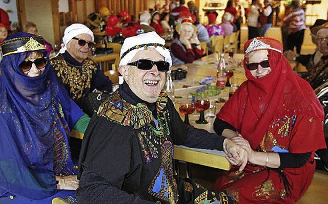In arabischen Kostmen feierten vier w...en Senioren im Pfarrheim Heilig Geist.  | Foto: claus trndle